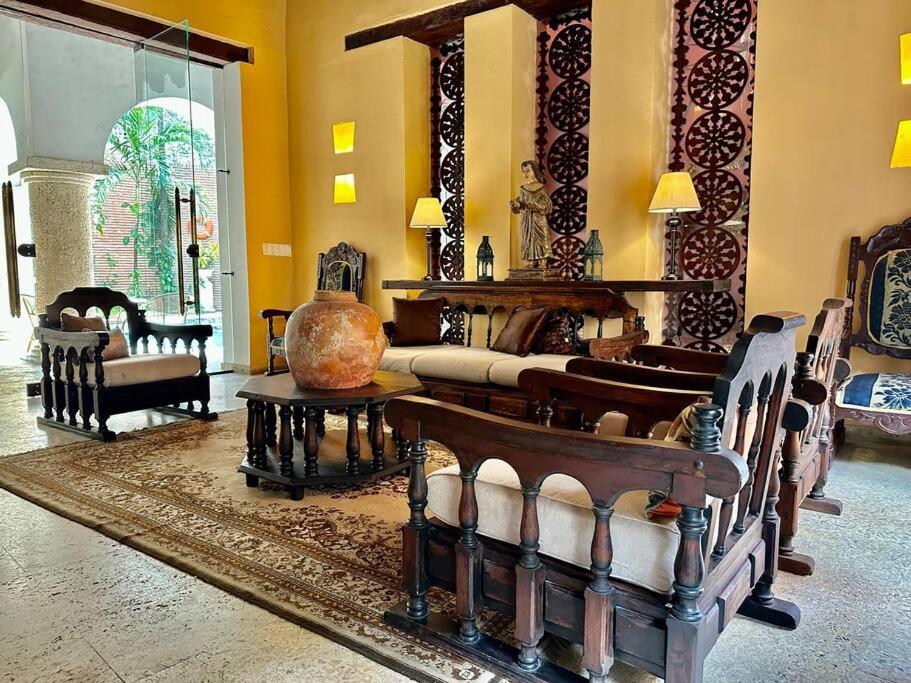 Mansión con suites, piscina, jacuzzi y rooftop