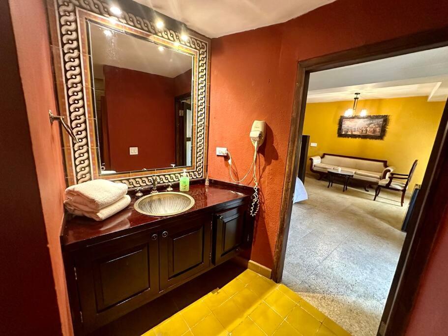 Mansión con suites, piscina, jacuzzi y rooftop