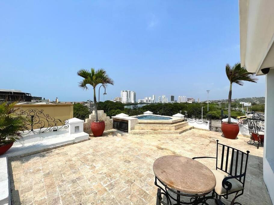 Mansión con suites, piscina, jacuzzi y rooftop