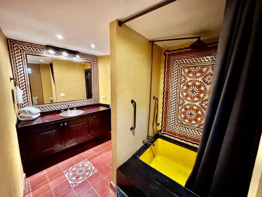Mansión con suites, piscina, jacuzzi y rooftop