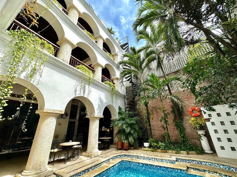 Mansión con suites, piscina, jacuzzi y rooftop
