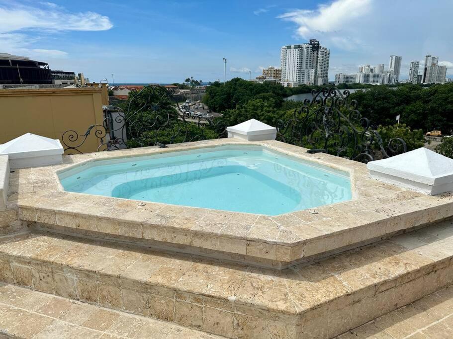Mansión con suites, piscina, jacuzzi y rooftop