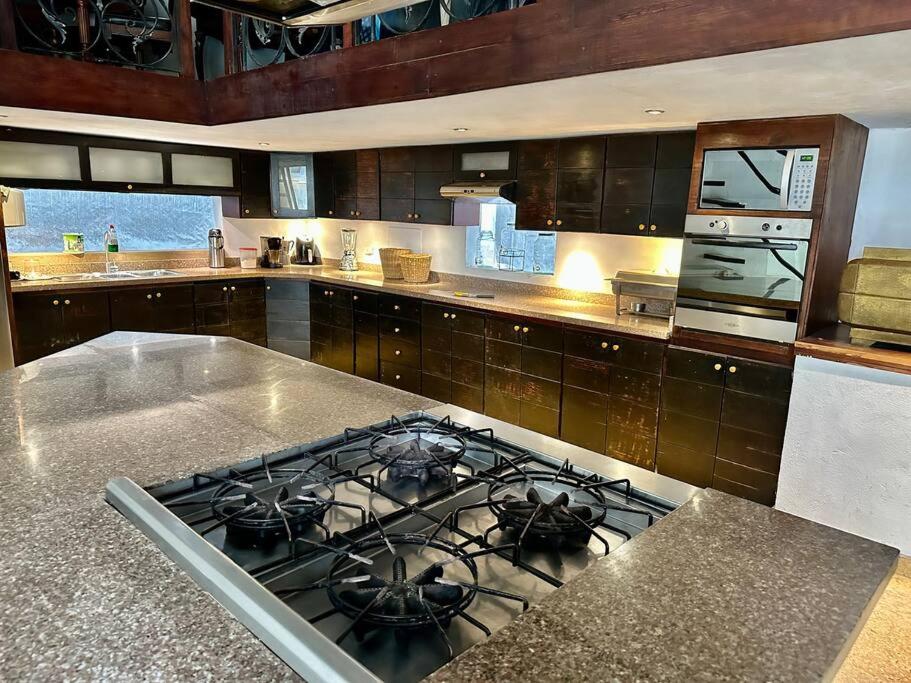 Mansión con suites, piscina, jacuzzi y rooftop