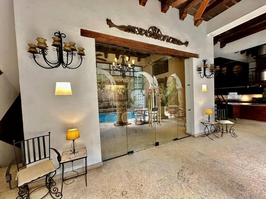 Mansión con suites, piscina, jacuzzi y rooftop