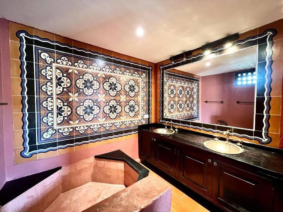Mansión con suites, piscina, jacuzzi y rooftop