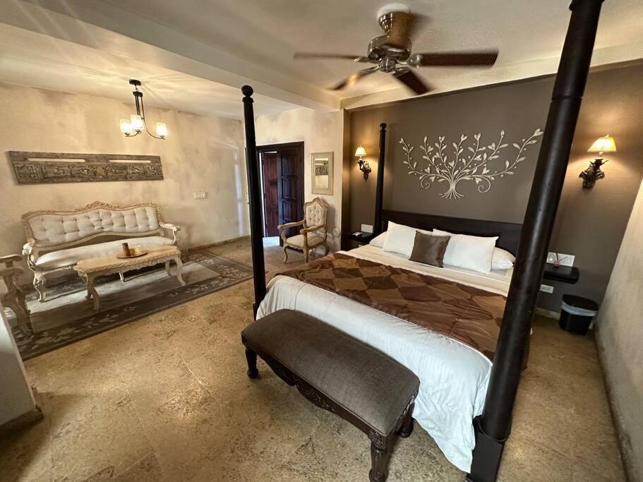 Mansión con suites, piscina, jacuzzi y rooftop