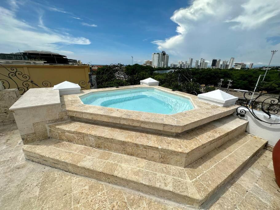 Mansión con suites, piscina, jacuzzi y rooftop