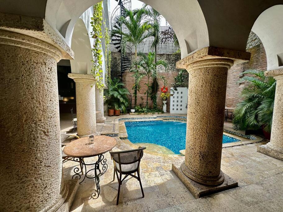 Mansión con suites, piscina, jacuzzi y rooftop