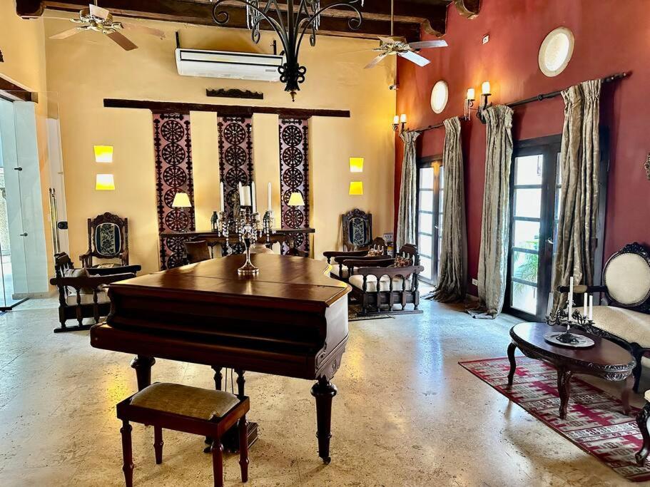 Mansión con suites, piscina, jacuzzi y rooftop