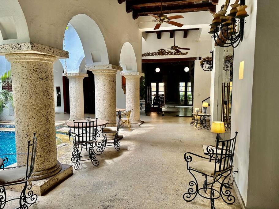 Mansión con suites, piscina, jacuzzi y rooftop