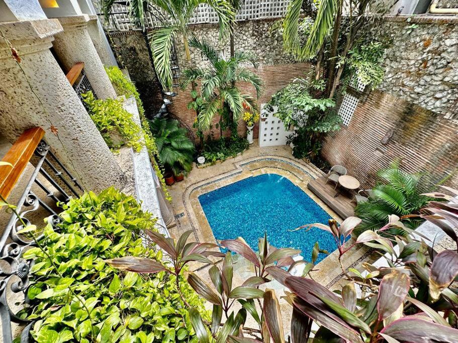 Mansión con suites, piscina, jacuzzi y rooftop
