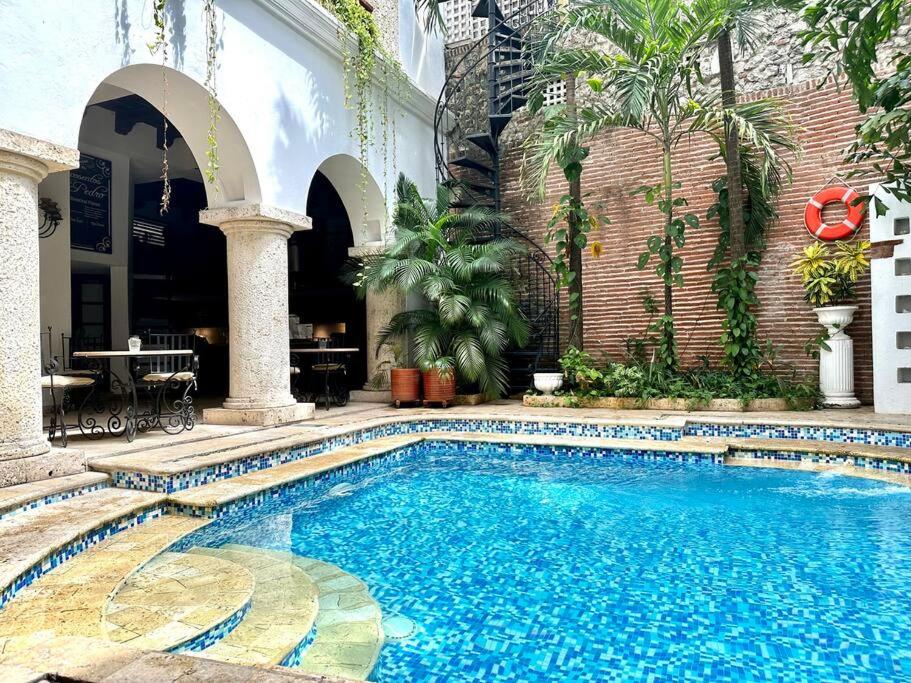 Mansión con suites, piscina, jacuzzi y rooftop