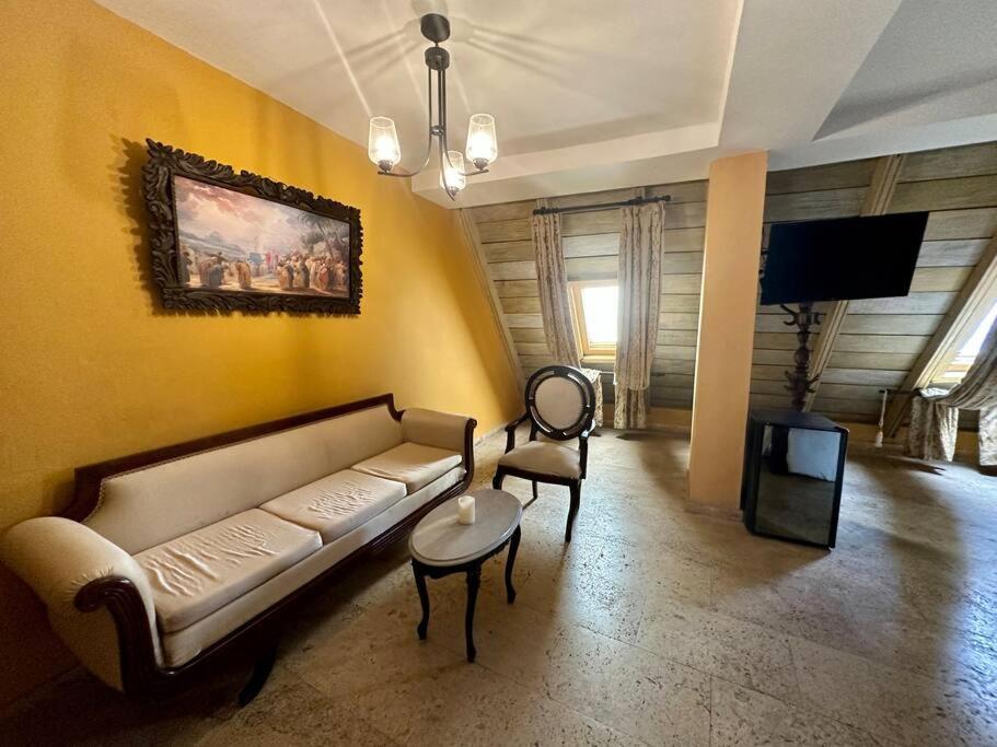 Mansión con suites, piscina, jacuzzi y rooftop