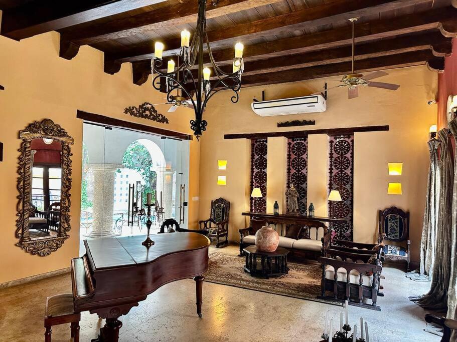Mansión con suites, piscina, jacuzzi y rooftop