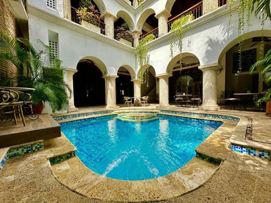 Mansión con suites, piscina, jacuzzi y rooftop