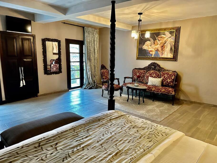 Mansión con suites, piscina, jacuzzi y rooftop
