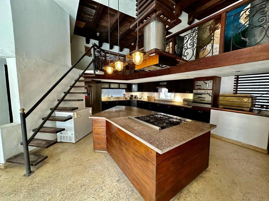 Mansión con suites, piscina, jacuzzi y rooftop
