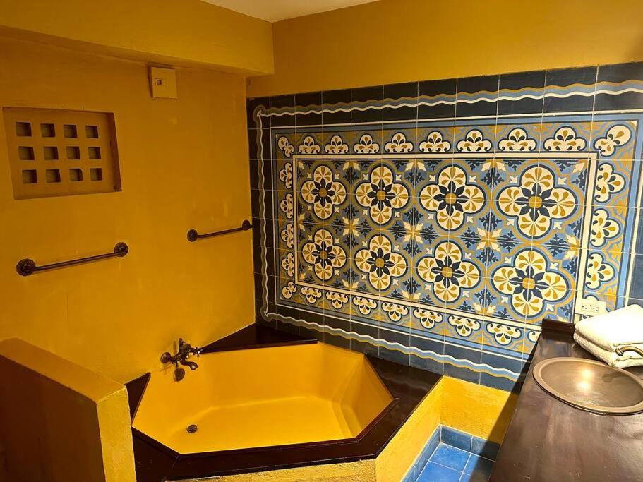 Mansión con suites, piscina, jacuzzi y rooftop