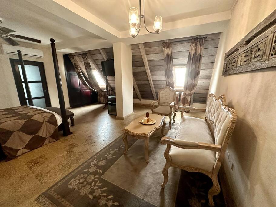 Mansión con suites, piscina, jacuzzi y rooftop