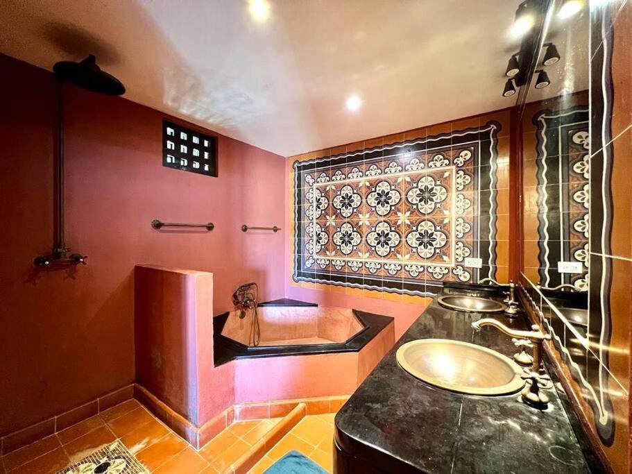 Mansión con suites, piscina, jacuzzi y rooftop