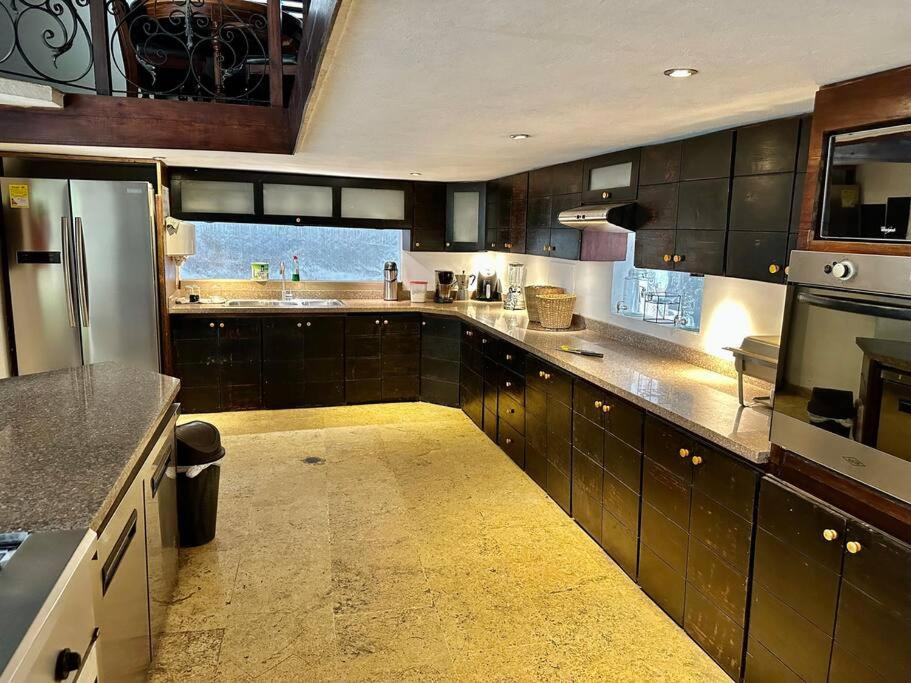 Mansión con suites, piscina, jacuzzi y rooftop