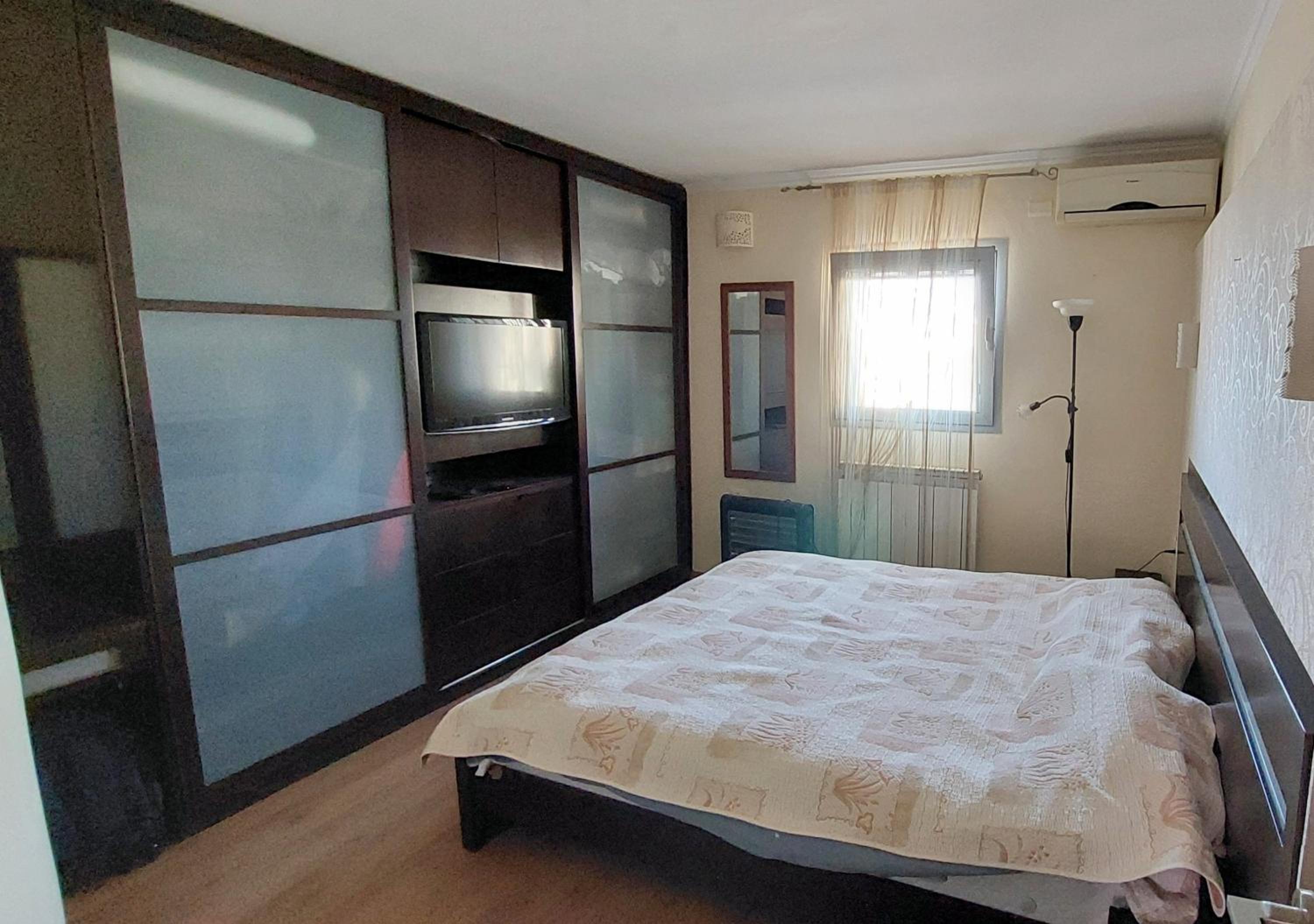 GeoHome- Comfortable Town House- Landlord lives in separate room