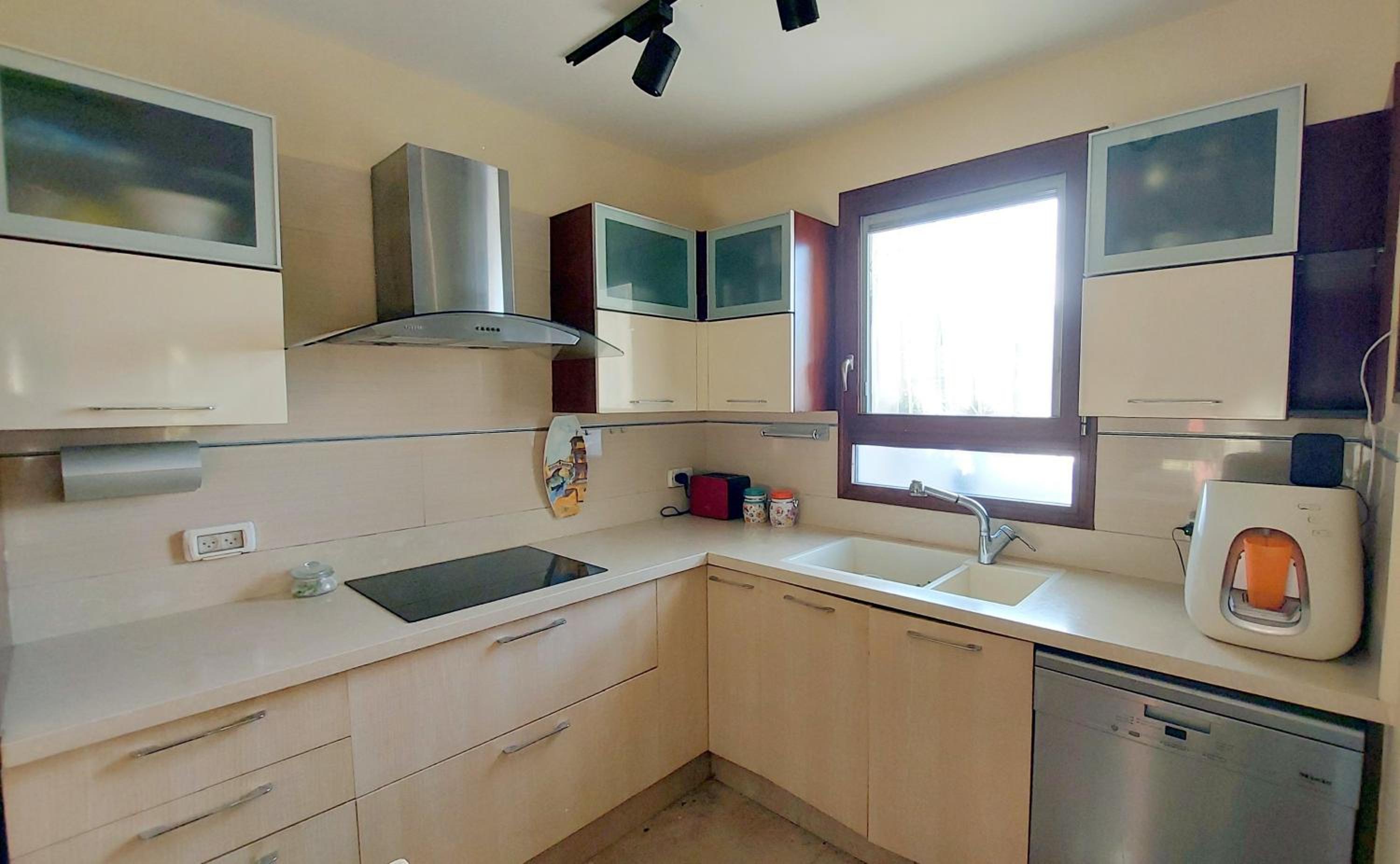 GeoHome- Comfortable Town House- Landlord lives in separate room