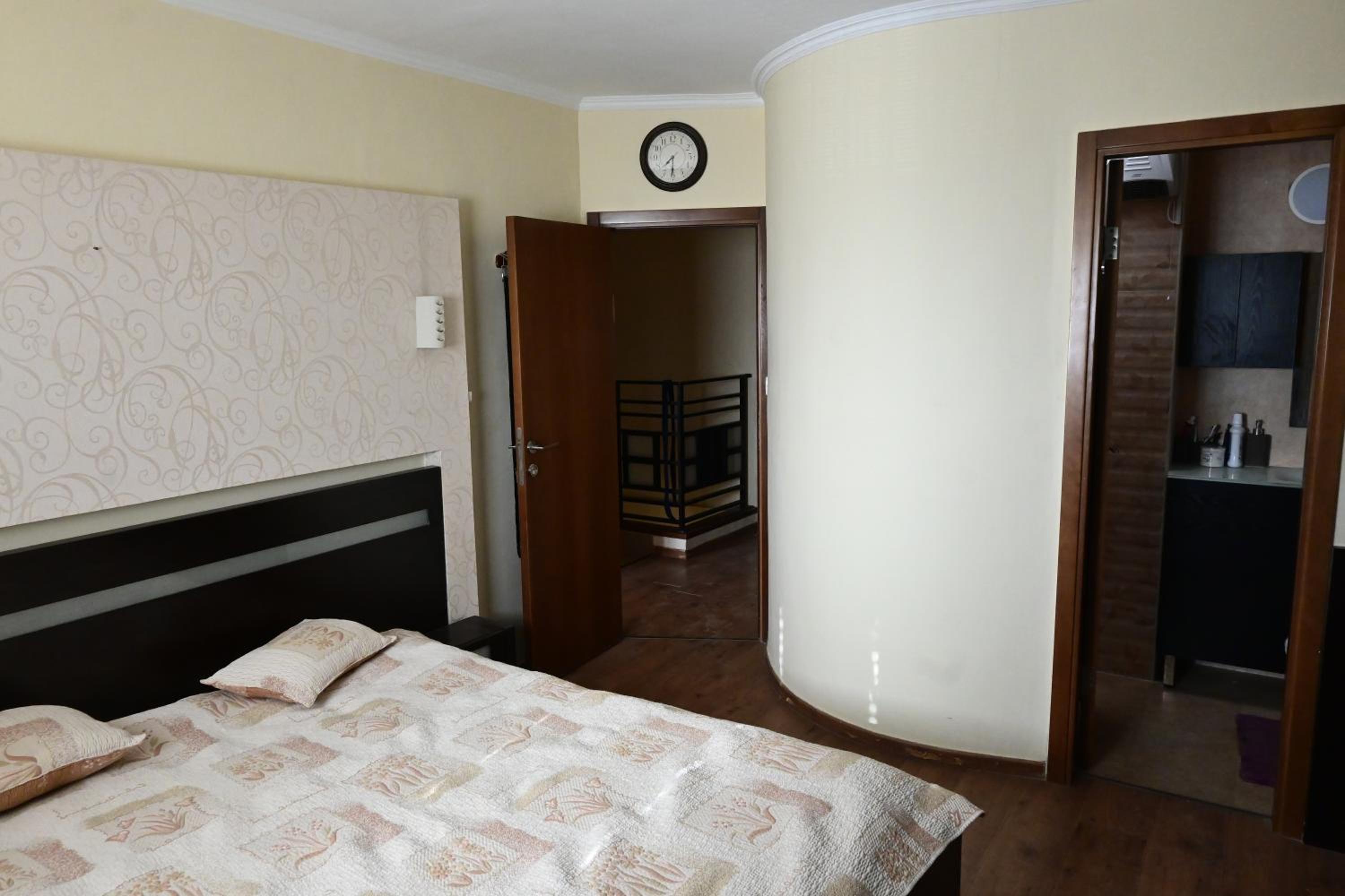 GeoHome- Comfortable Town House- Landlord lives in separate room