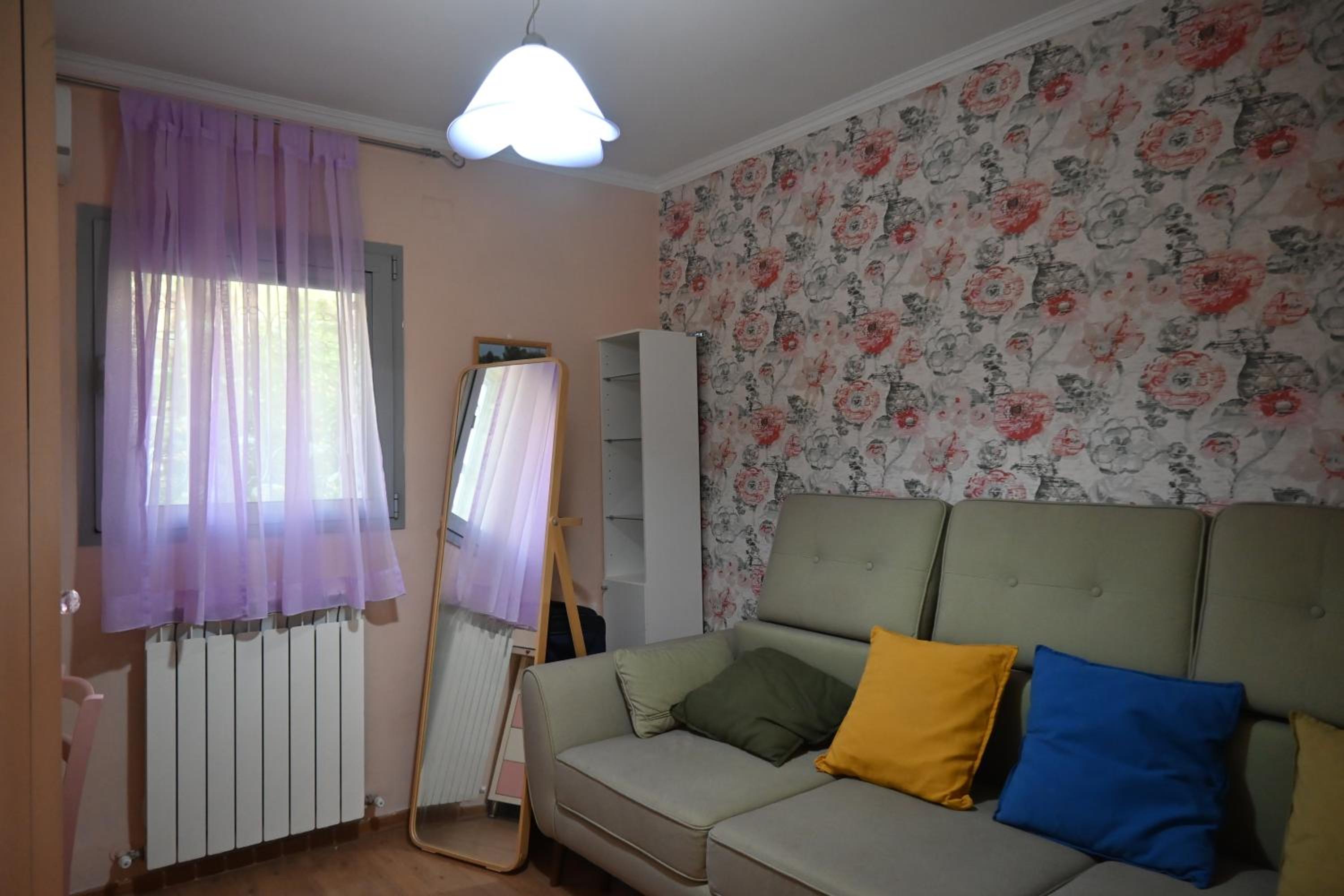 GeoHome- Comfortable Town House- Landlord lives in separate room