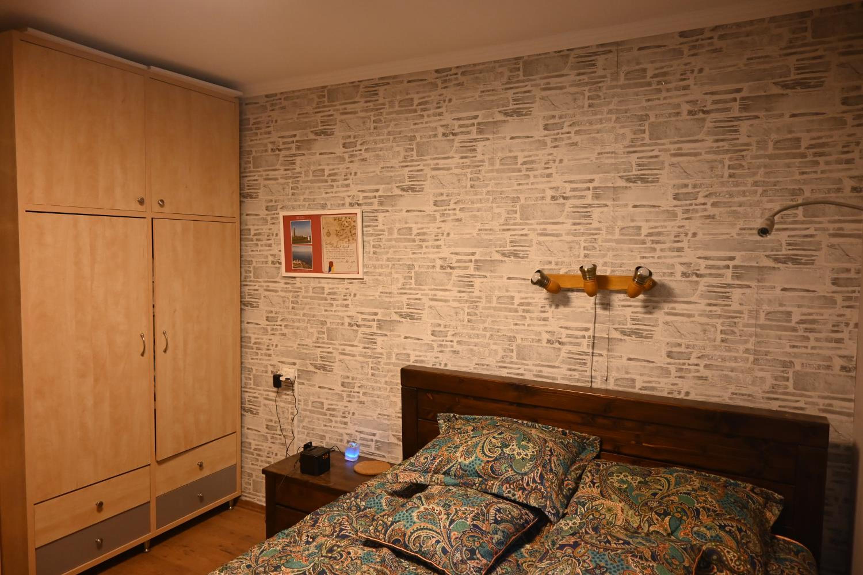 GeoHome- Comfortable Town House- Landlord lives in separate room