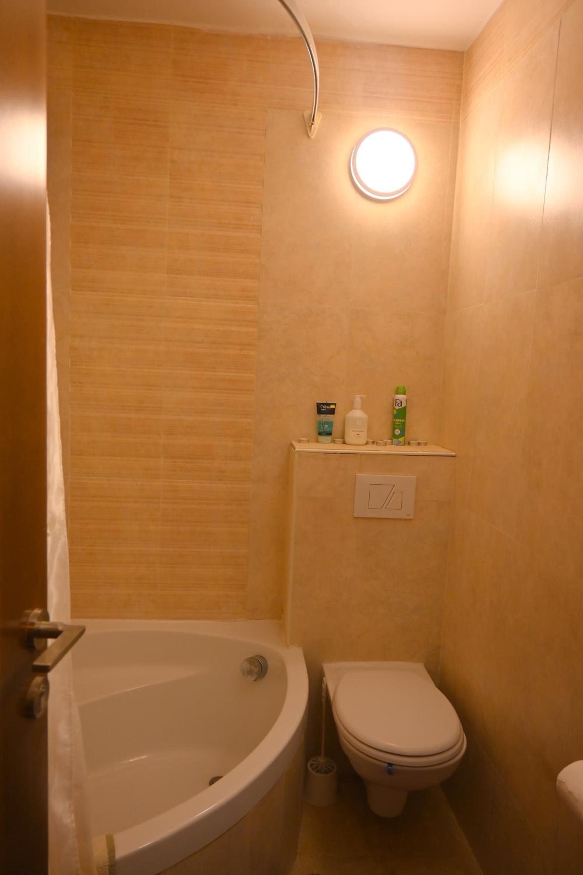 GeoHome- Comfortable Town House- Landlord lives in separate room