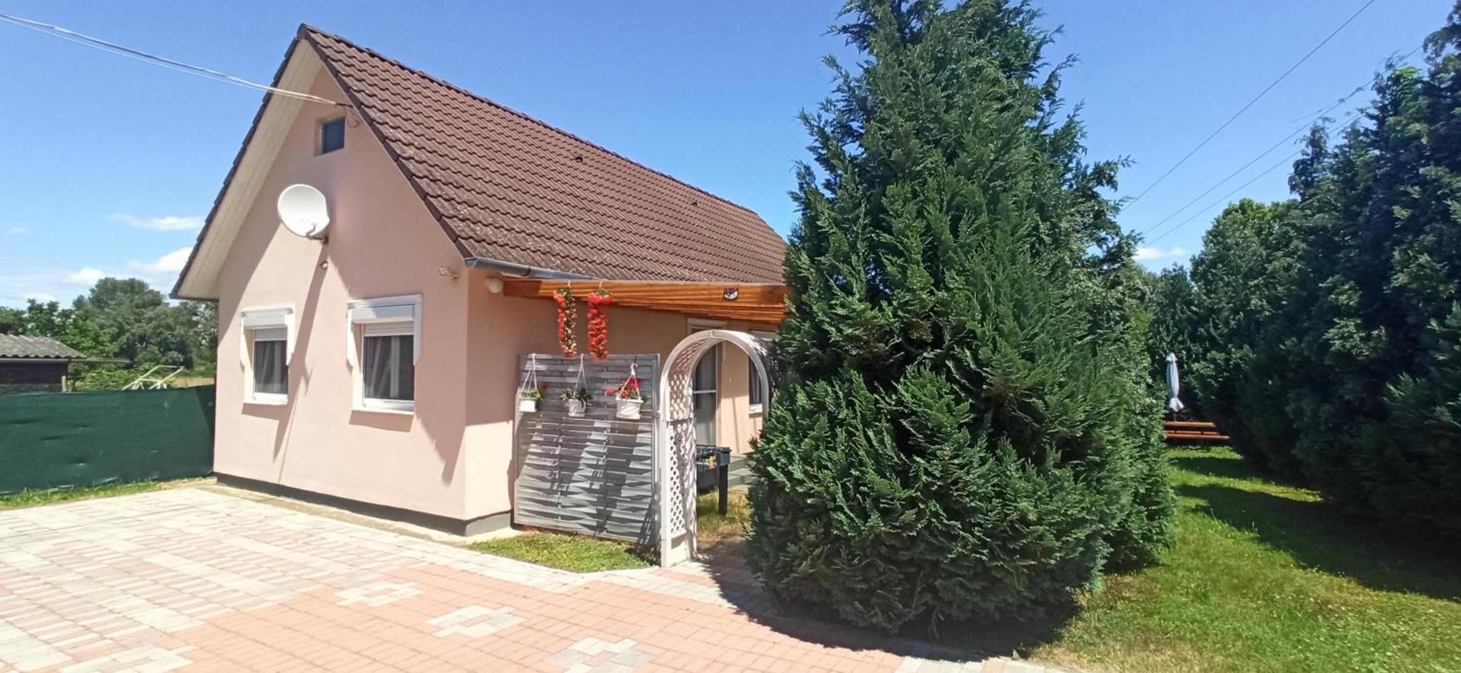 Klimatizált, medencés, jakuzzis nyaraló a Balatonnál! view 4