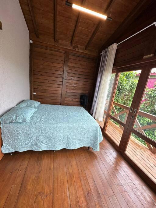Chalé 3L em Ibiraquera próximo a Praia do Rosa