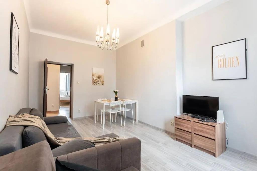 Golden Apartments Warsaw - Comfortable 2-Bedroom in City Center, Marszałkowska