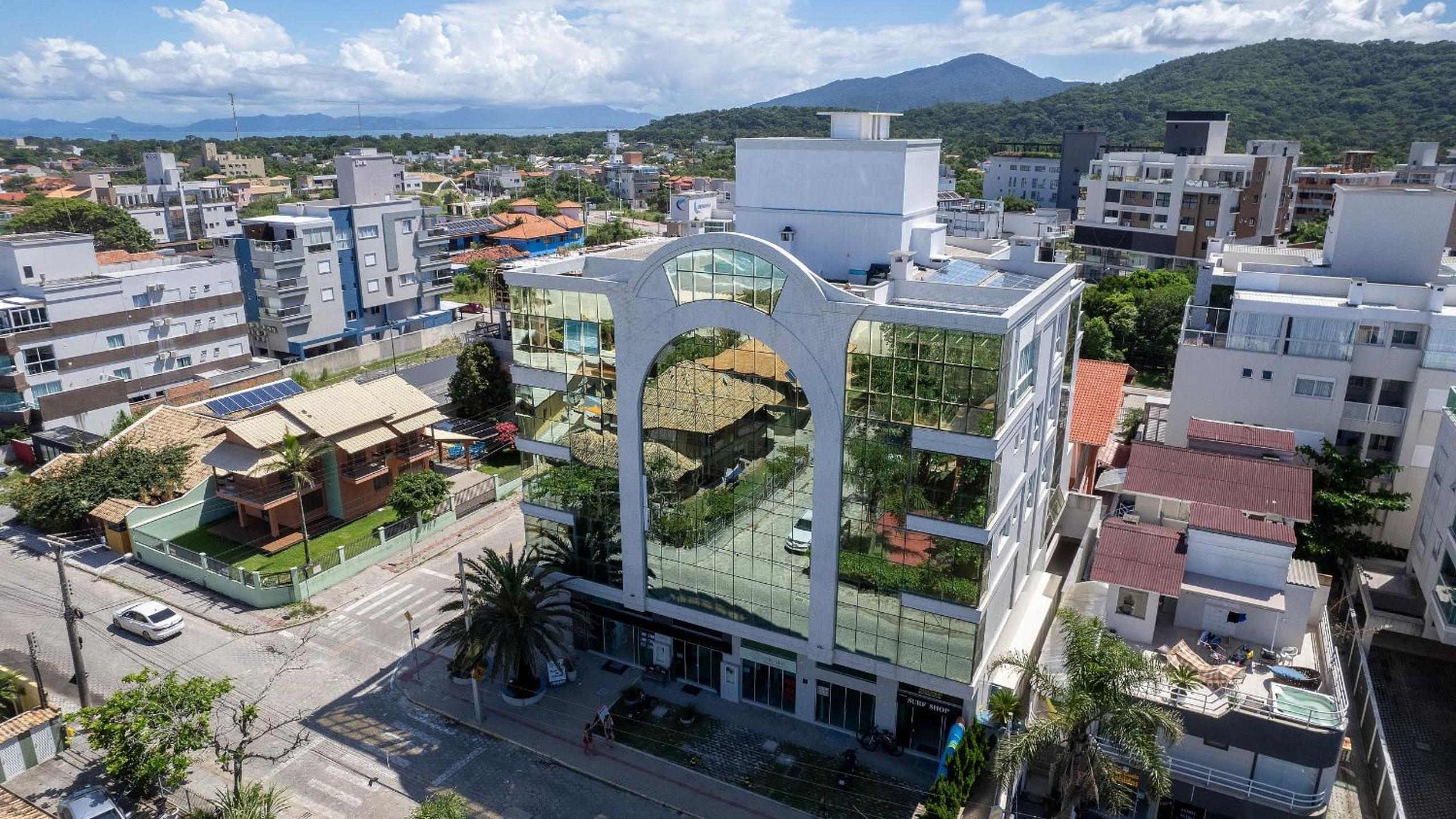 Costa Leste 203 - Apto com 2 suítes - 50 metros da Praia do Mariscal!