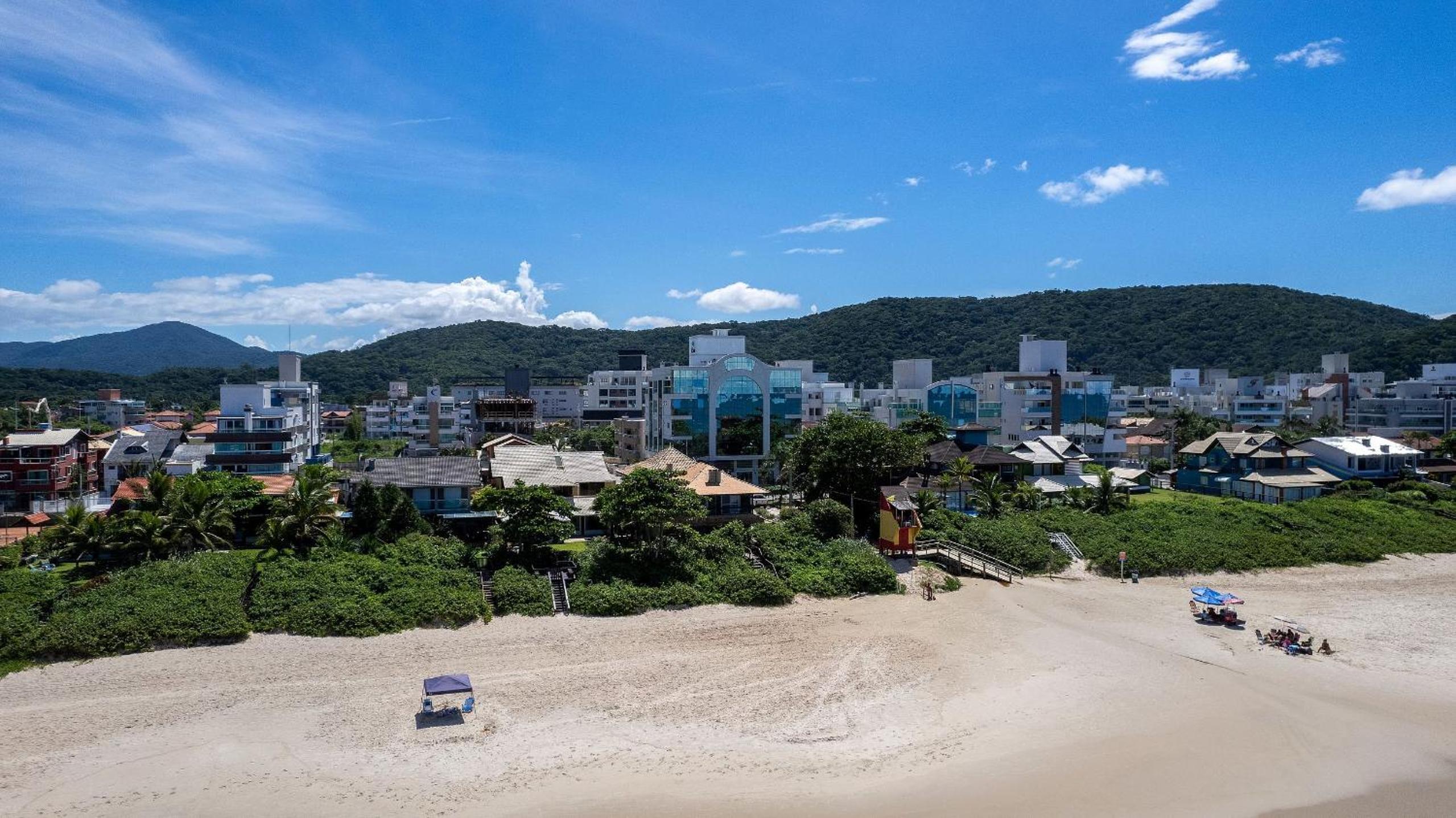 Costa Leste 203 - Apto com 2 suítes - 50 metros da Praia do Mariscal!