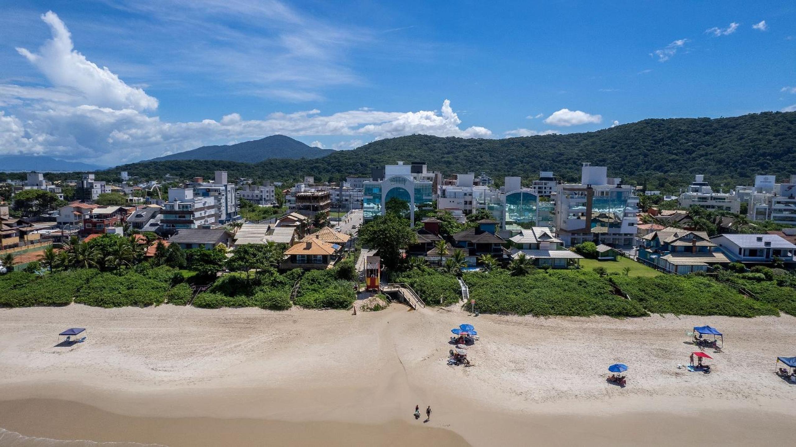 Costa Leste 203 - Apto com 2 suítes - 50 metros da Praia do Mariscal!