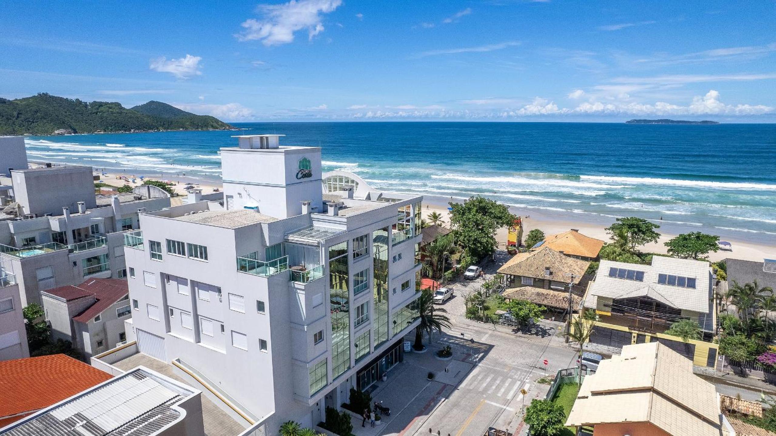 Costa Leste 203 - Apto com 2 suítes - 50 metros da Praia do Mariscal!