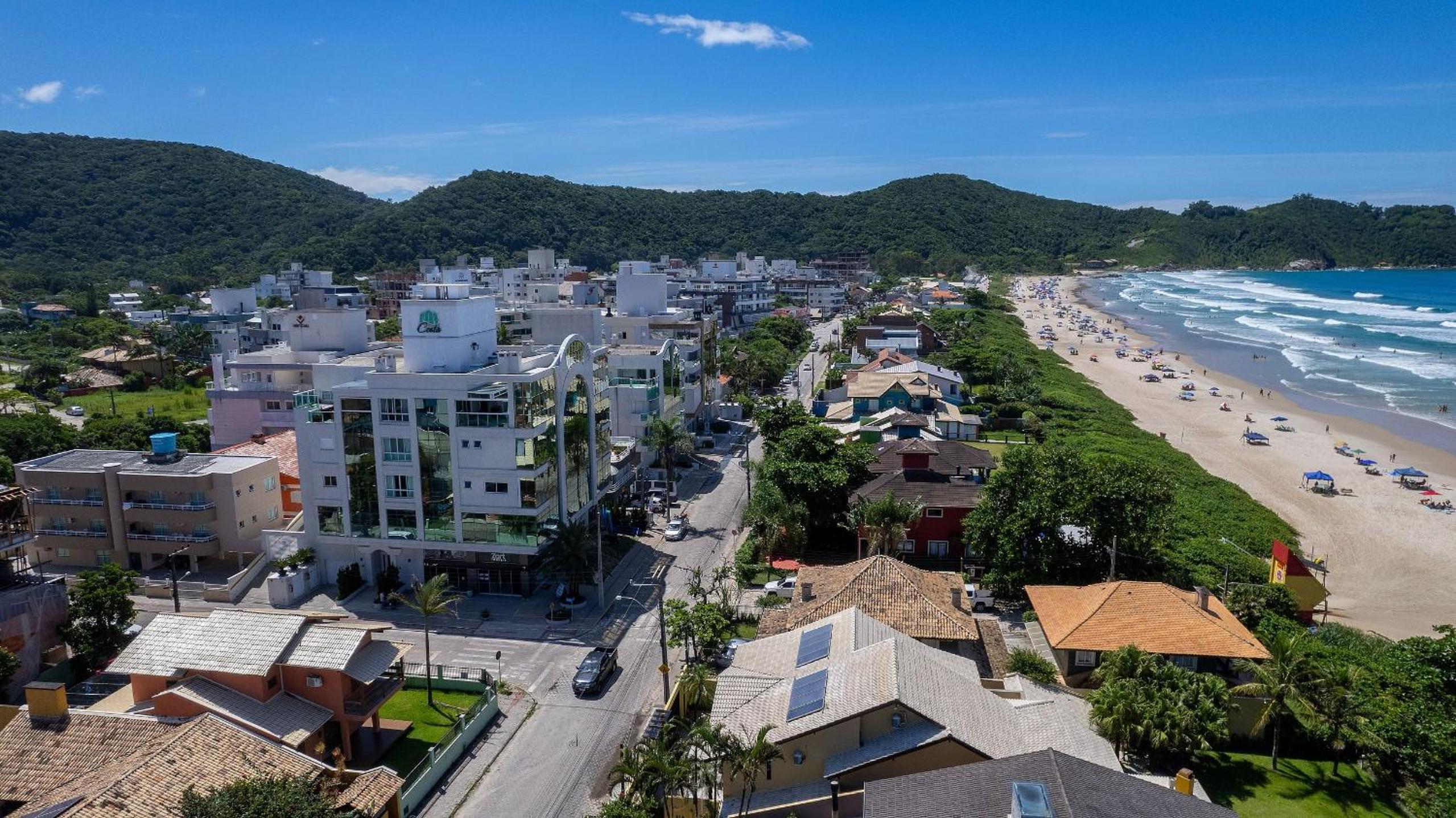 Costa Leste 203 - Apto com 2 suítes - 50 metros da Praia do Mariscal!