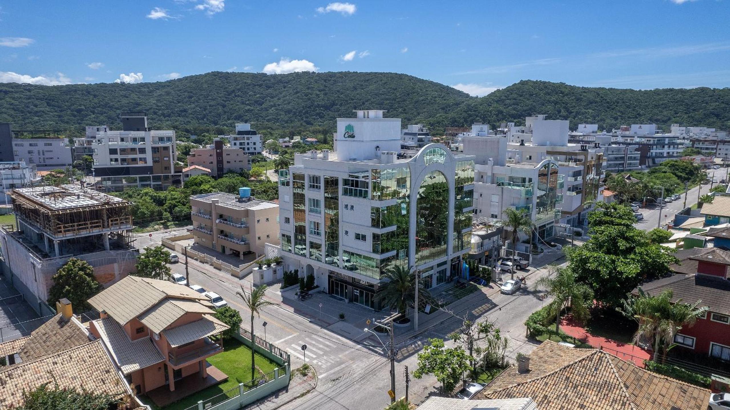 Costa Leste 203 - Apto com 2 suítes - 50 metros da Praia do Mariscal!