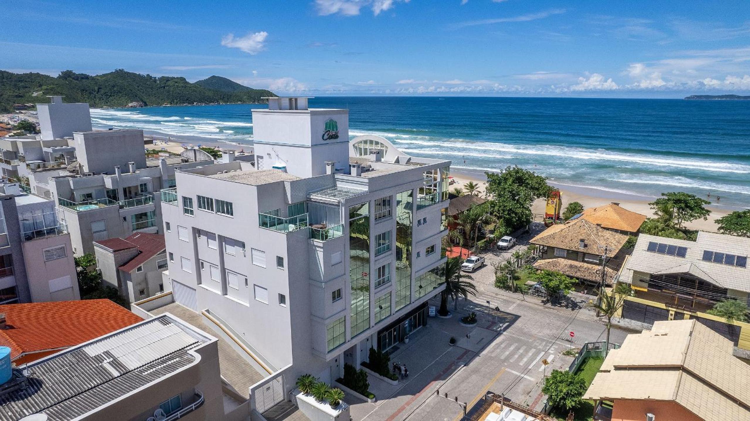 Costa Leste 203 - Apto com 2 suítes - 50 metros da Praia do Mariscal!