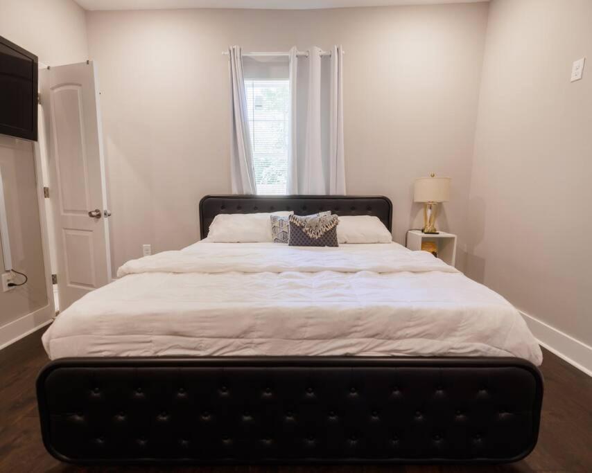 Incredible King Bed Room Private Entry & Bathroom view 3