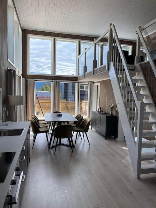 Trivelig og nylig oppført hytte med innendørs peis view 3