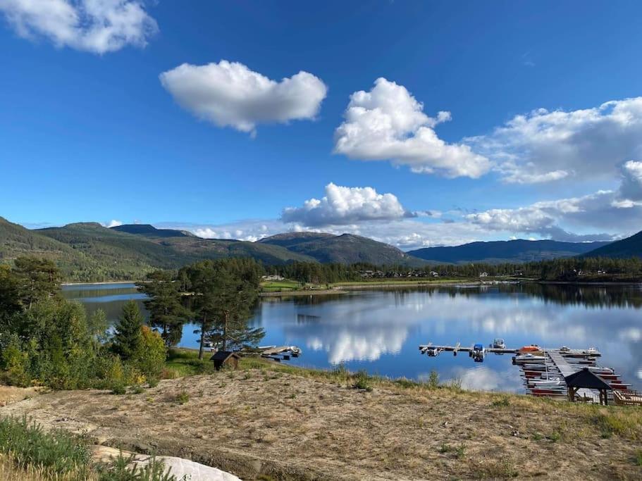 Trivelig og nylig oppført hytte med innendørs peis view 4