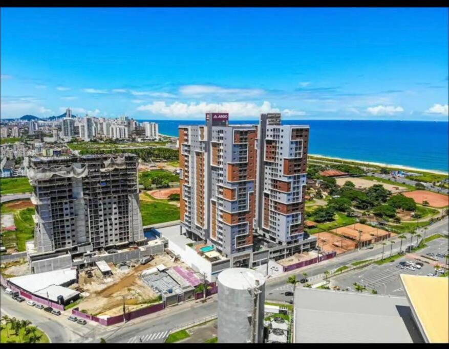 Apartamento em frente ao Shopping e perto da praia