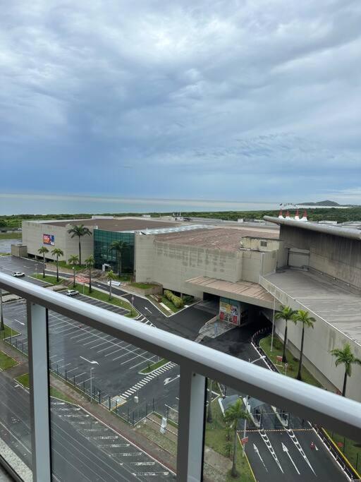 Apartamento em frente ao Shopping e perto da praia