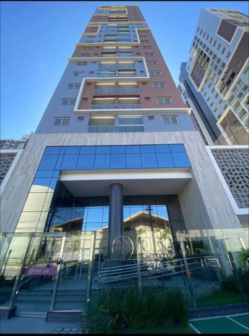 Apartamento em frente ao Shopping e perto da praia
