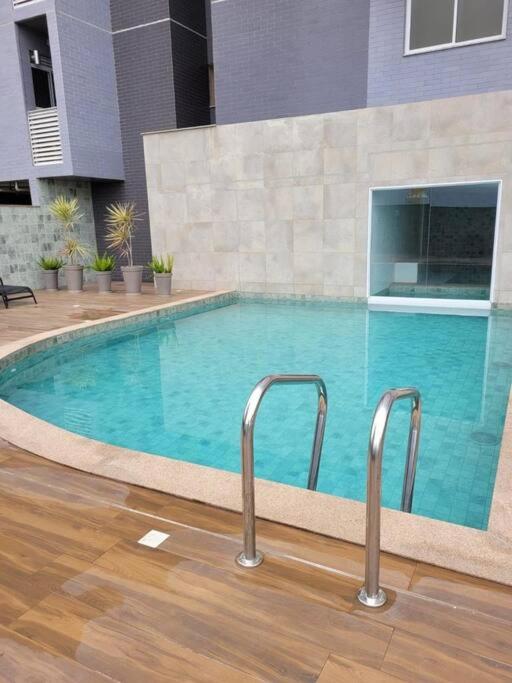Apartamento em frente ao Shopping e perto da praia