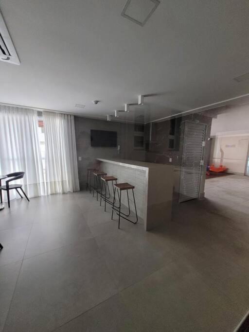 Apartamento em frente ao Shopping e perto da praia
