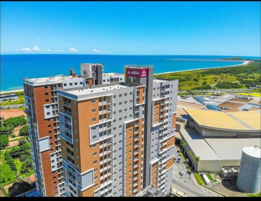 Apartamento em frente ao Shopping e perto da praia